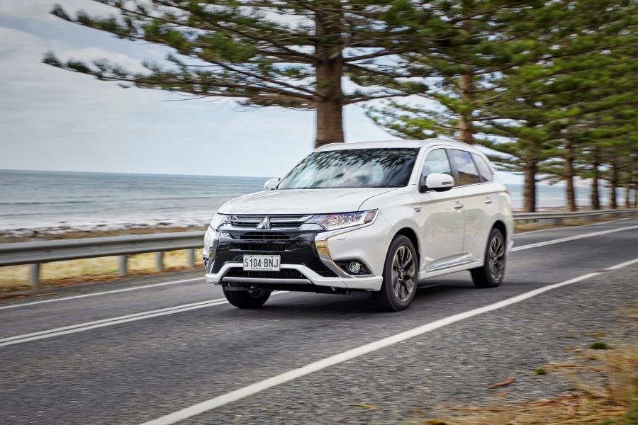  Mitsubishi Outlander PHEV 2017 года  (AU) (фото 15 из 35)